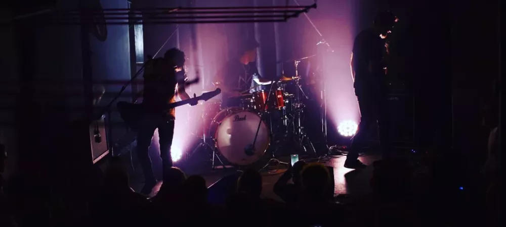 Voltage es una banda de rock nacida en la ciudad de La Plata, se caracteriza por manejar el matiz musical de canciones con fuerza de rock de los años 90. Integrada por Franco Cónsul (voz y Guitarra) Federico Balcaza (bajo) y Topo Espíndola (batería)