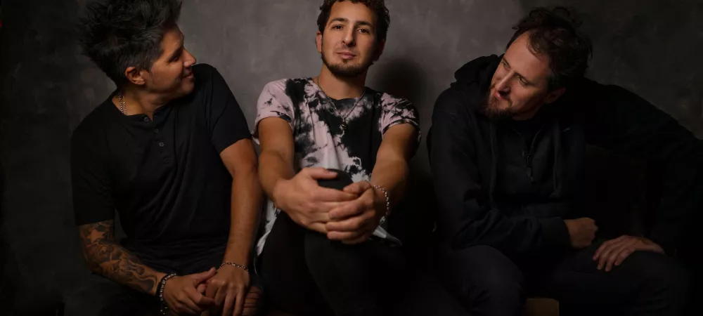 Voltage es una banda de rock nacida en la ciudad de La Plata, se caracteriza por manejar el matiz musical de canciones con fuerza de rock de los años 90. Integrada por Franco Cónsul (voz y Guitarra) Federico Balcaza (bajo) y Topo Espíndola (batería)