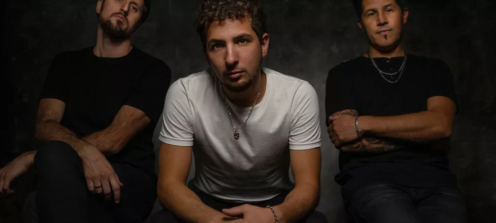 Voltage es una banda de rock nacida en la ciudad de La Plata, se caracteriza por manejar el matiz musical de canciones con fuerza de rock de los años 90. Integrada por Franco Cónsul (voz y Guitarra) Federico Balcaza (bajo) y Topo Espíndola (batería)