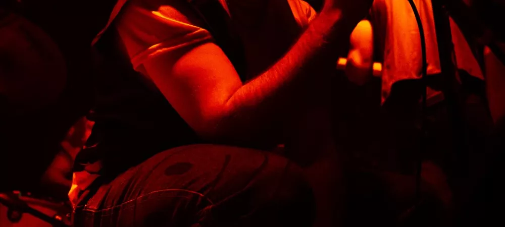 cantante y bajista durante el show