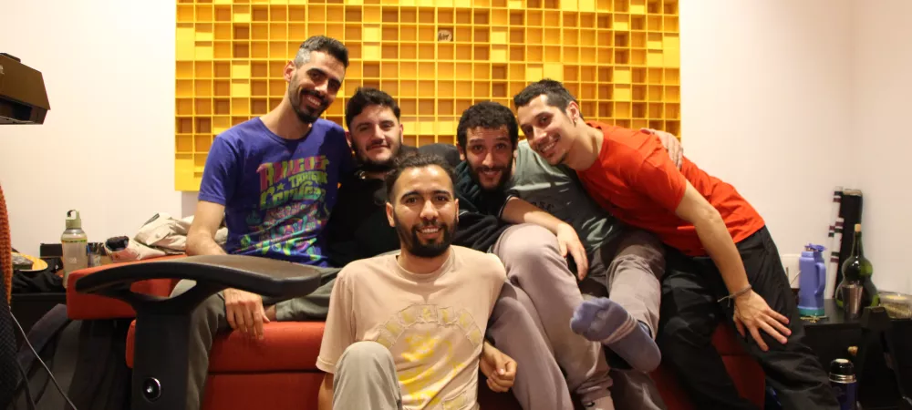 Foto grupal en el estudio de grabación al finalizar la jornada