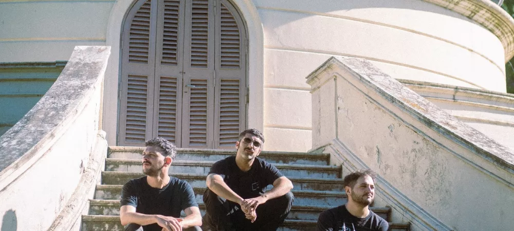 Pynos es un trío platense de rock que fusiona psicodelia, electrónica y síntesis pop.