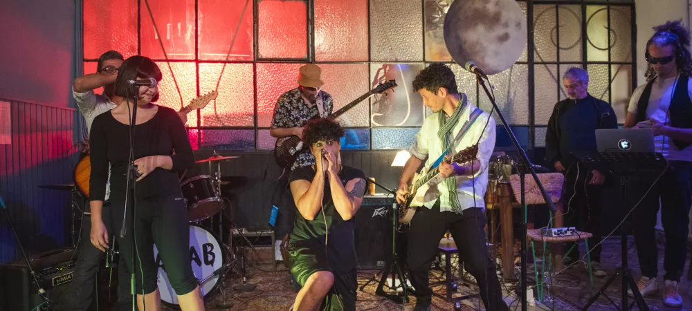Foto de la banda interpretando en vivo