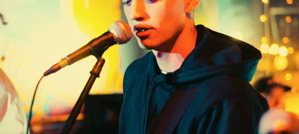 foto de artista con guitarra y cantando