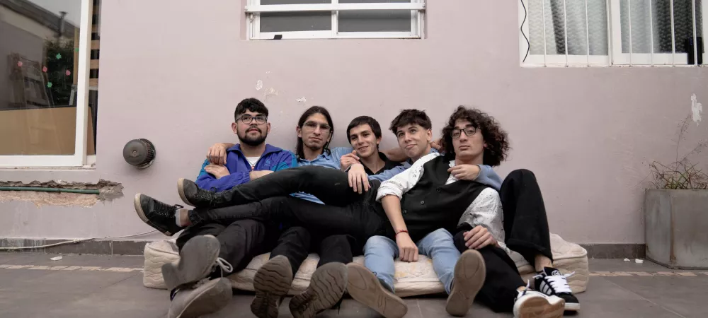 Los cinco integrantes de la banda mirando a la cámara.