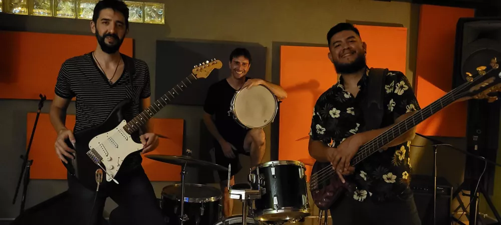 Foto en sala de ensayo de los 3 integrantes del grupo 