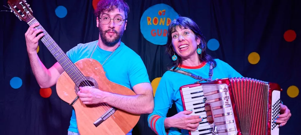 Foto del dúo. Juan Pablo Mounier a la izquierda portando guitarra, Andy Bozzo a la derecha portando acordeón