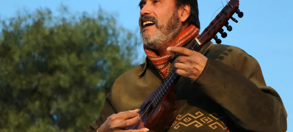 Multiinstrumentista, intérprete y compositor de música argentina y latinoamericana.
