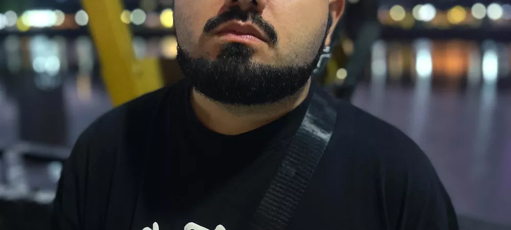 Sando Mic de frente, portada del single "picante"
