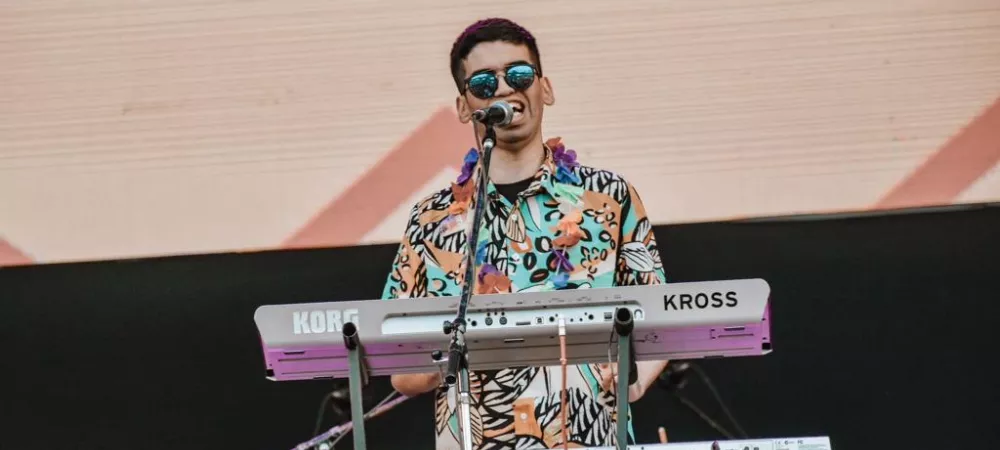 Foto del artista principal tocando en vivo en un escenario