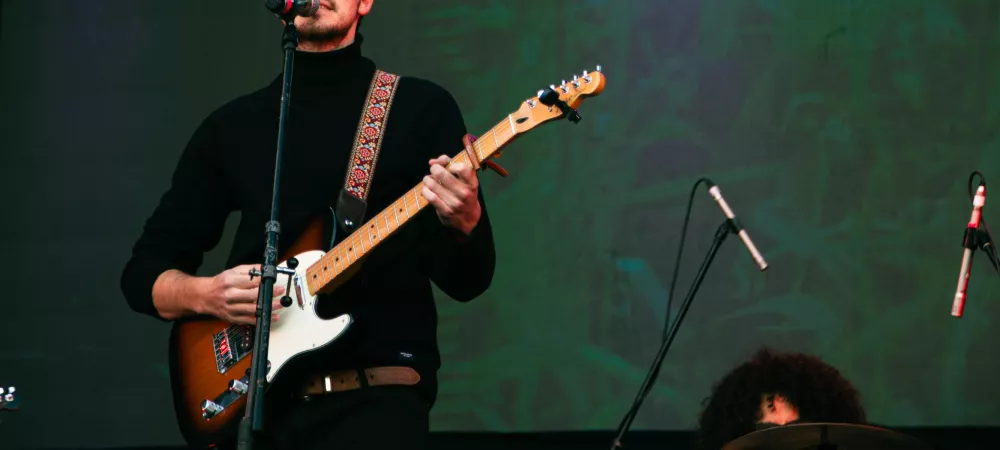 Seba Rivas tocando en el Festival Aniversario de la Ciudad de Quilmes