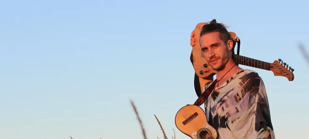 Sebastos Sevastí con su charango y guitarra eléctrica