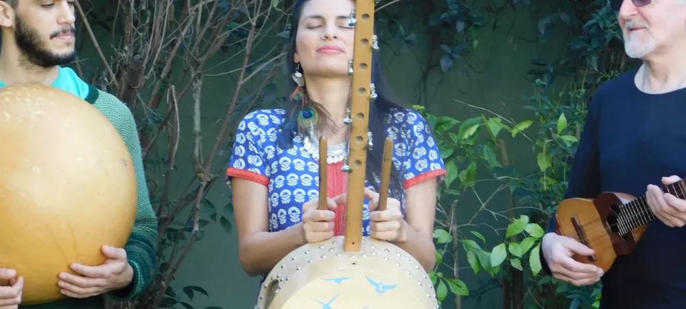 Músicas atravesadas por sonoridades exóticas, basadas en conceptos de mestizaje, y ritmos de distintas latitudes que tienden puentes entre géneros de culturas alejadas.