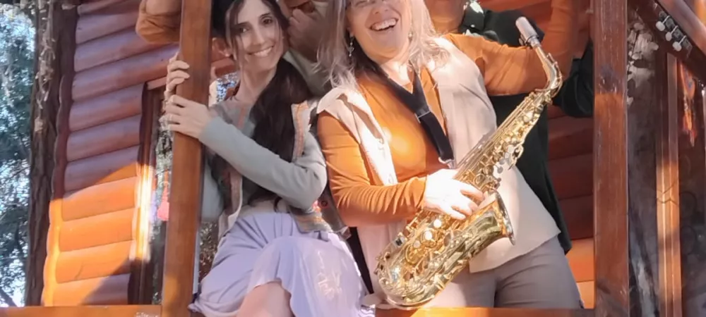 Silbamundos en banda, en la casita del árbol