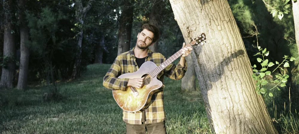 Simón se presenta con guitarra acústica