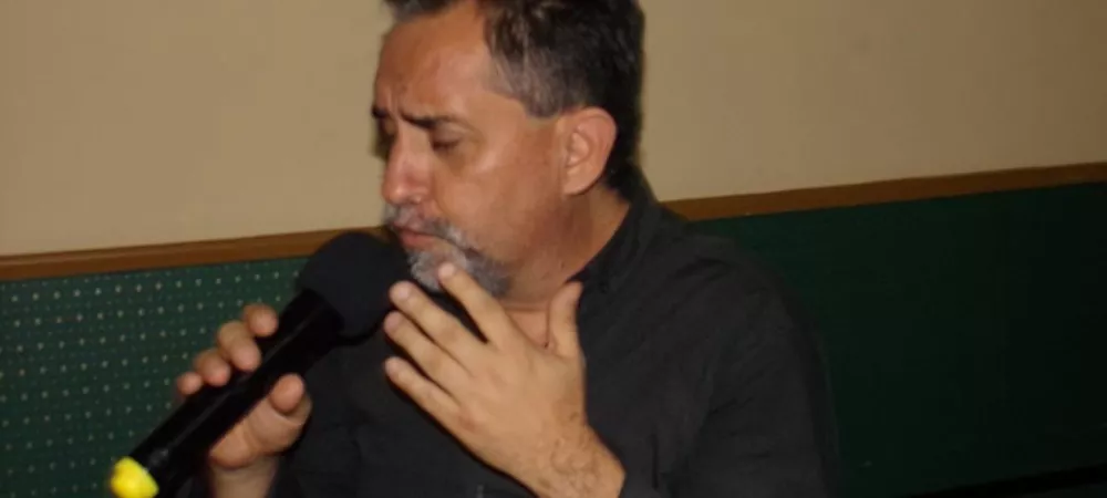 Nombre artístico Ricardo Fabián, en la imagen cantando en vivo