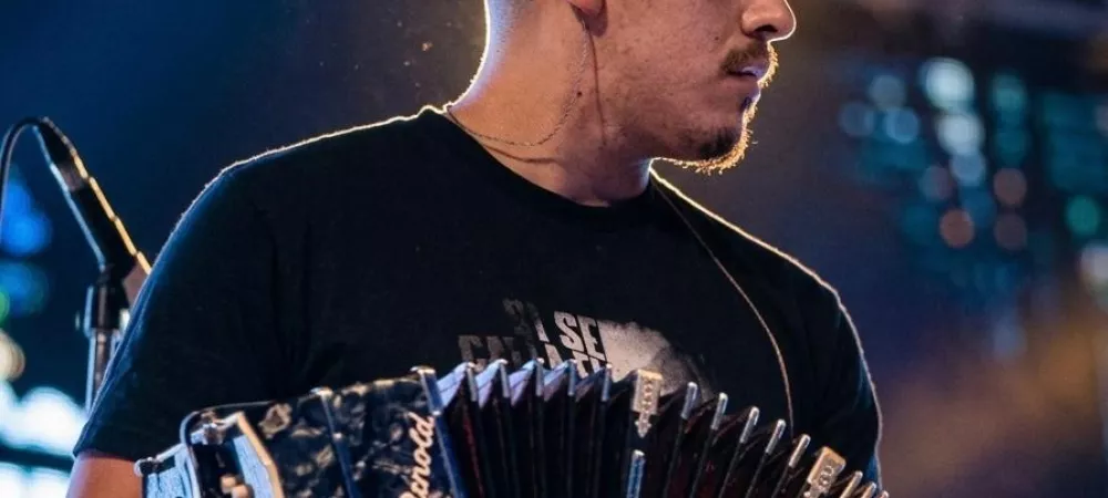 Tetu torres tocando en el festival esperando el sol del 25