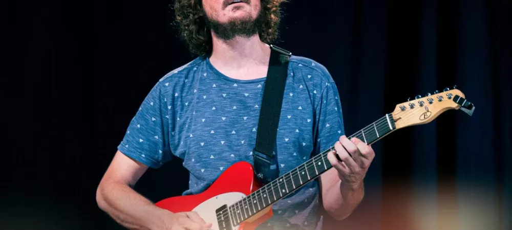 Tommy Hernández es guitarrista, docente y compositor nacido en la ciudad de Miramar, Provincia de Buenos Aires. Comenzó a tocar la guitarra a muy temprana edad y desde entonces ha participado en numerosos grupos junto a grandes músicos locales y de la zona. En el año 2015 junto a Nacho Santos decide formar el "Trío Eléctrico", sumando a Juan Miguel Carotenuto en batería y dando lugar a una musicalidad cristalina con un lenguaje propio de las grandes tradiciones de guitarra eléctrica en donde confluyen rock,