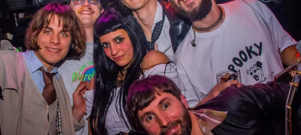 Es una banda de rock autogestiva oriunda de la ciudad de La Plata formada en el año 2021, sus integrantes, cada cual con su trayectoria en distintos géneros se han consolidado para formar lo que llamamos Un Par De Raros. La banda publicó 2 singles grabados en la Facultad de Artes y producido por Francisco Marafioti llamados: Más que nunca y Perro de calle que se pueden encontrar en todas las plataformas. La banda se encuentra en proceso de producción de nuevas canciones.