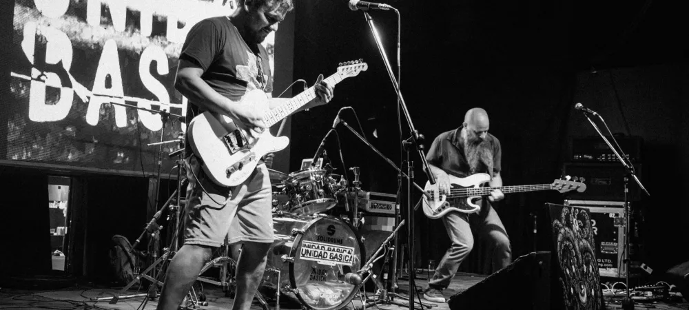 Foto de la banda tomada por el fotógrafo NIcolas . Gatto de Unidad basica   tocando en vivo . La foto esta en blanco y negro.