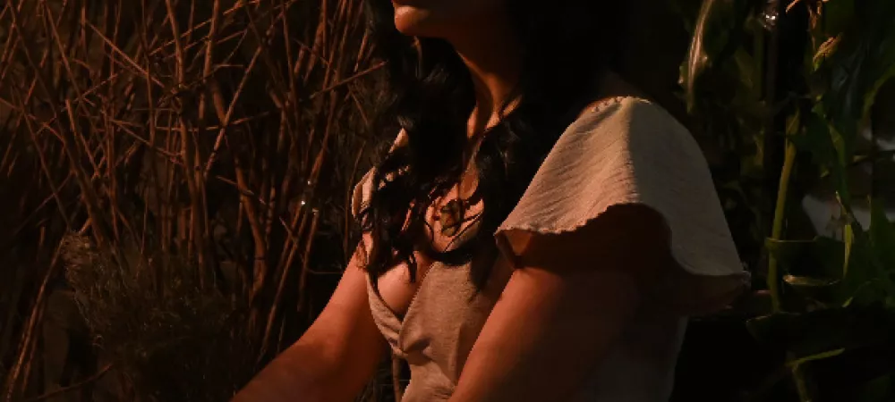 Mujer comiendo mandarinas en la selva